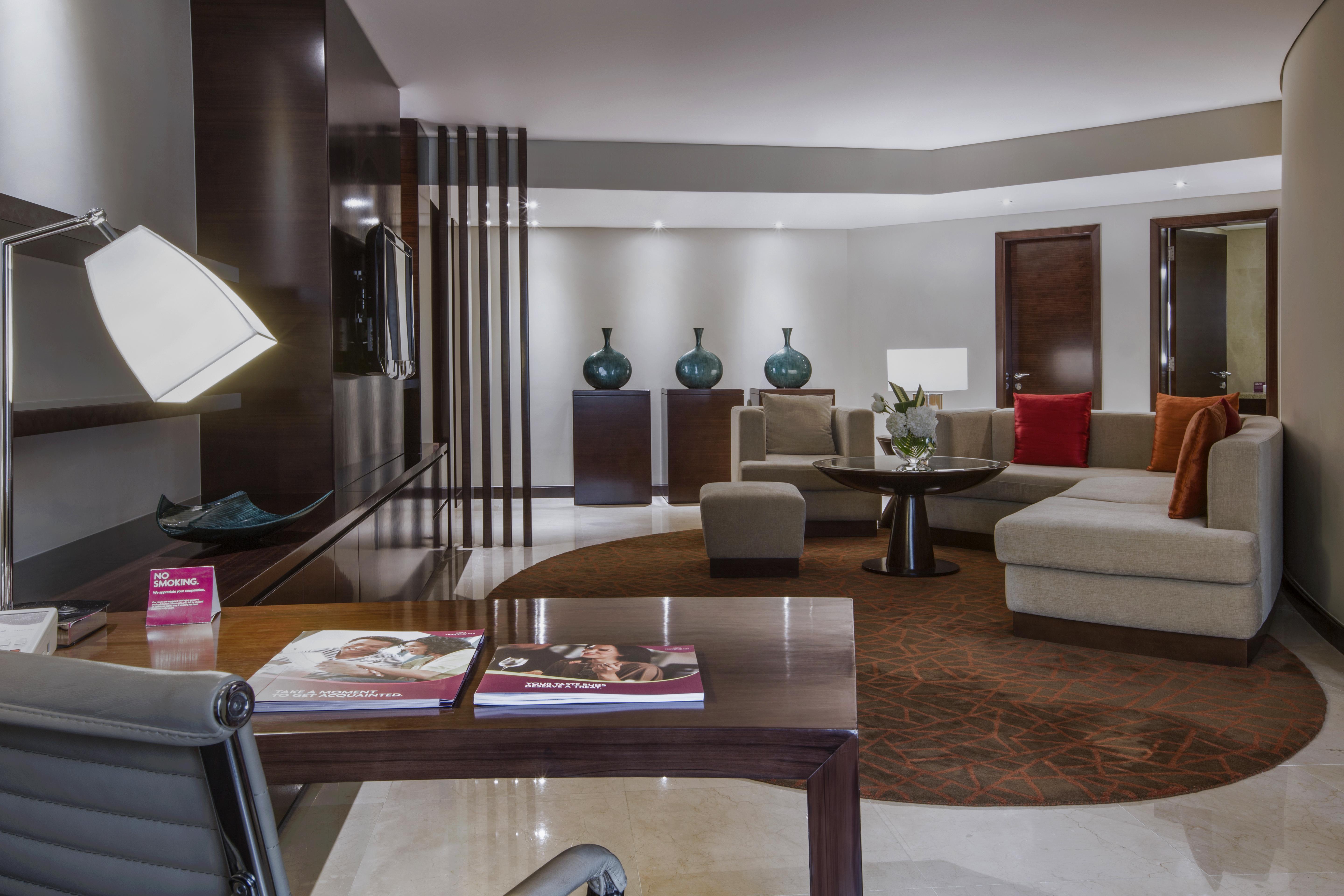 Crowne Plaza Dubai Deira By Ihg Ξενοδοχείο Εξωτερικό φωτογραφία A suite at the hotel