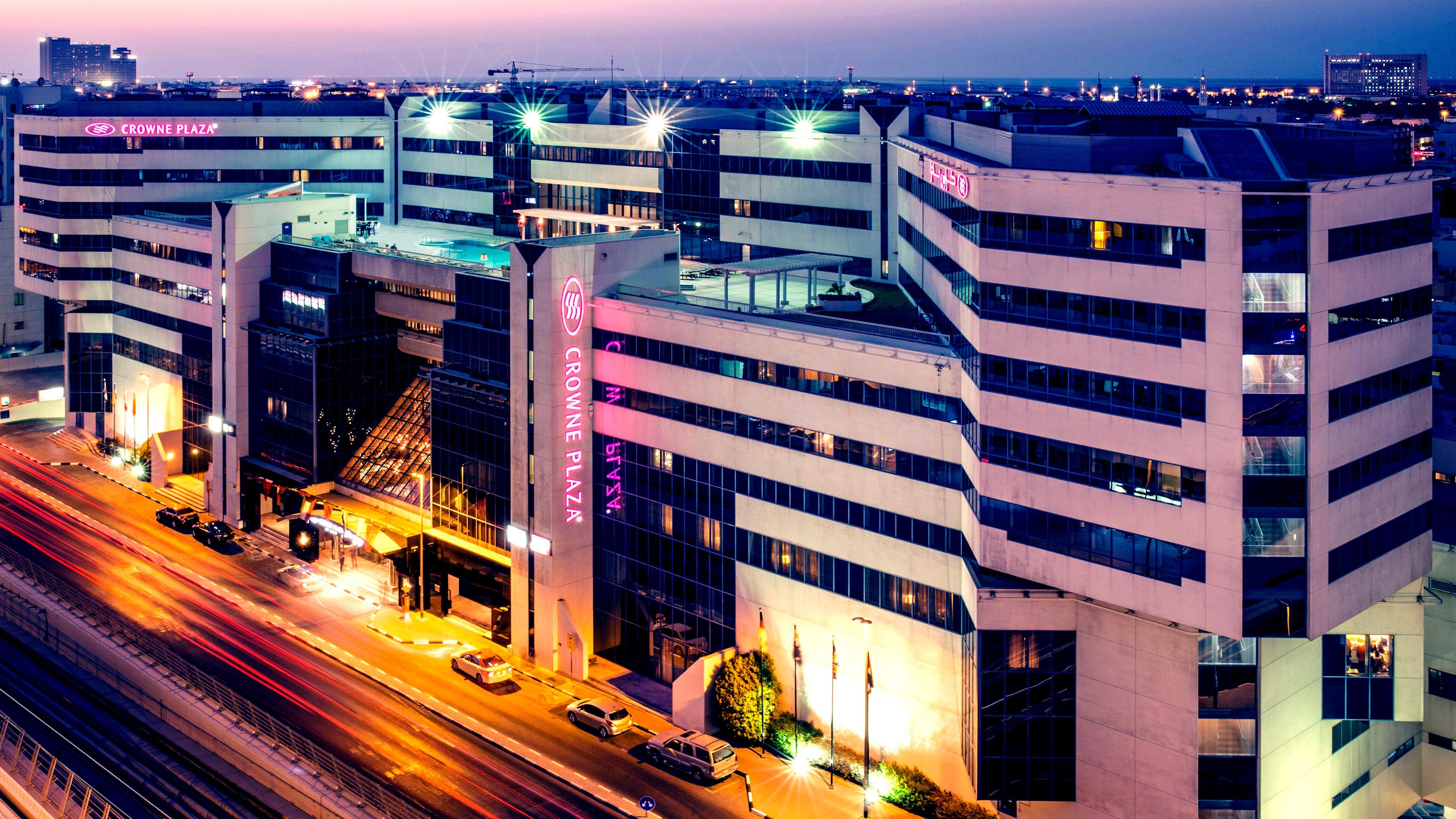 Crowne Plaza Dubai Deira By Ihg Ξενοδοχείο Εξωτερικό φωτογραφία The hotel at night