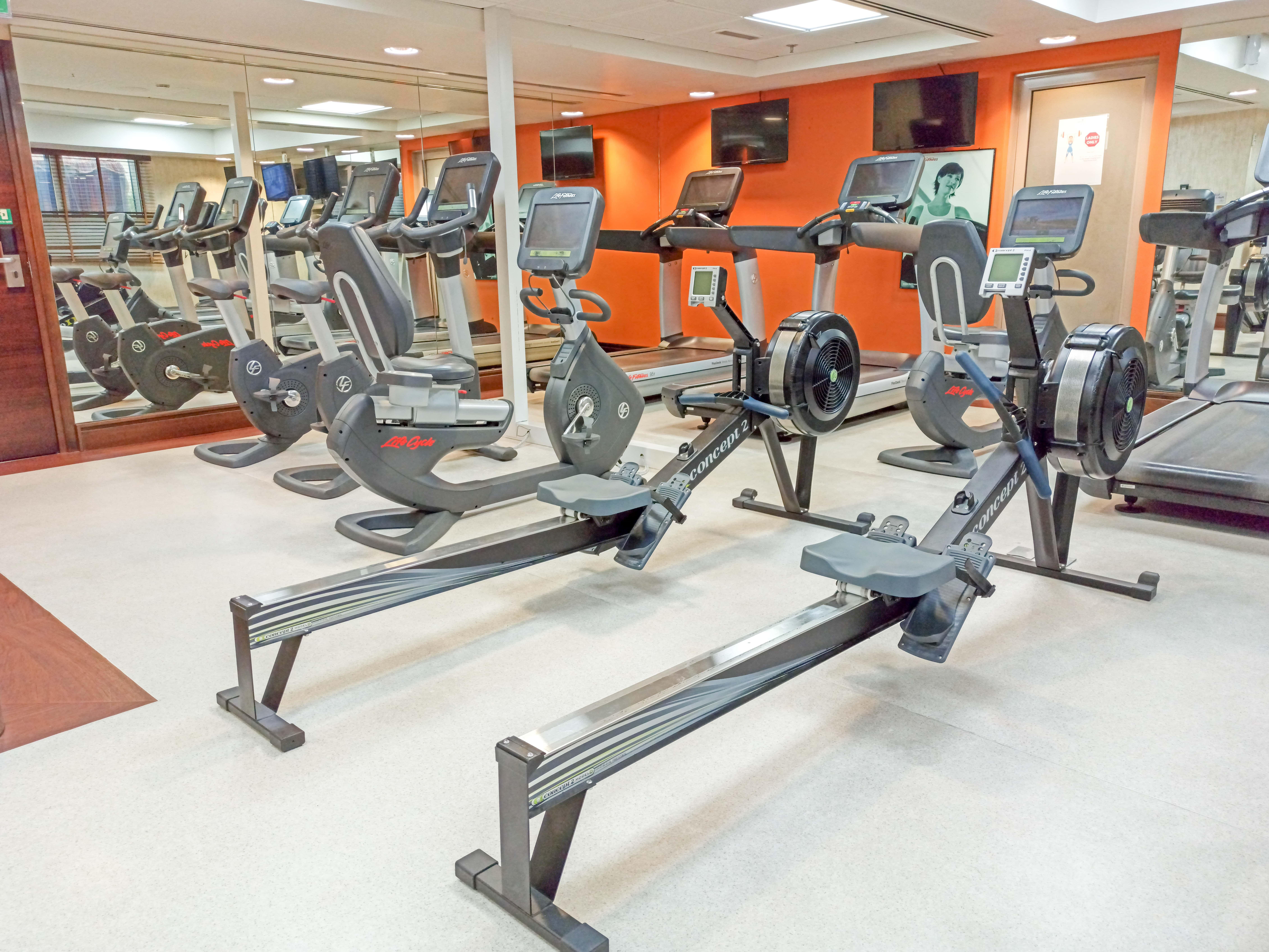 Crowne Plaza Dubai Deira By Ihg Ξενοδοχείο Εξωτερικό φωτογραφία Rowing machines in a gym