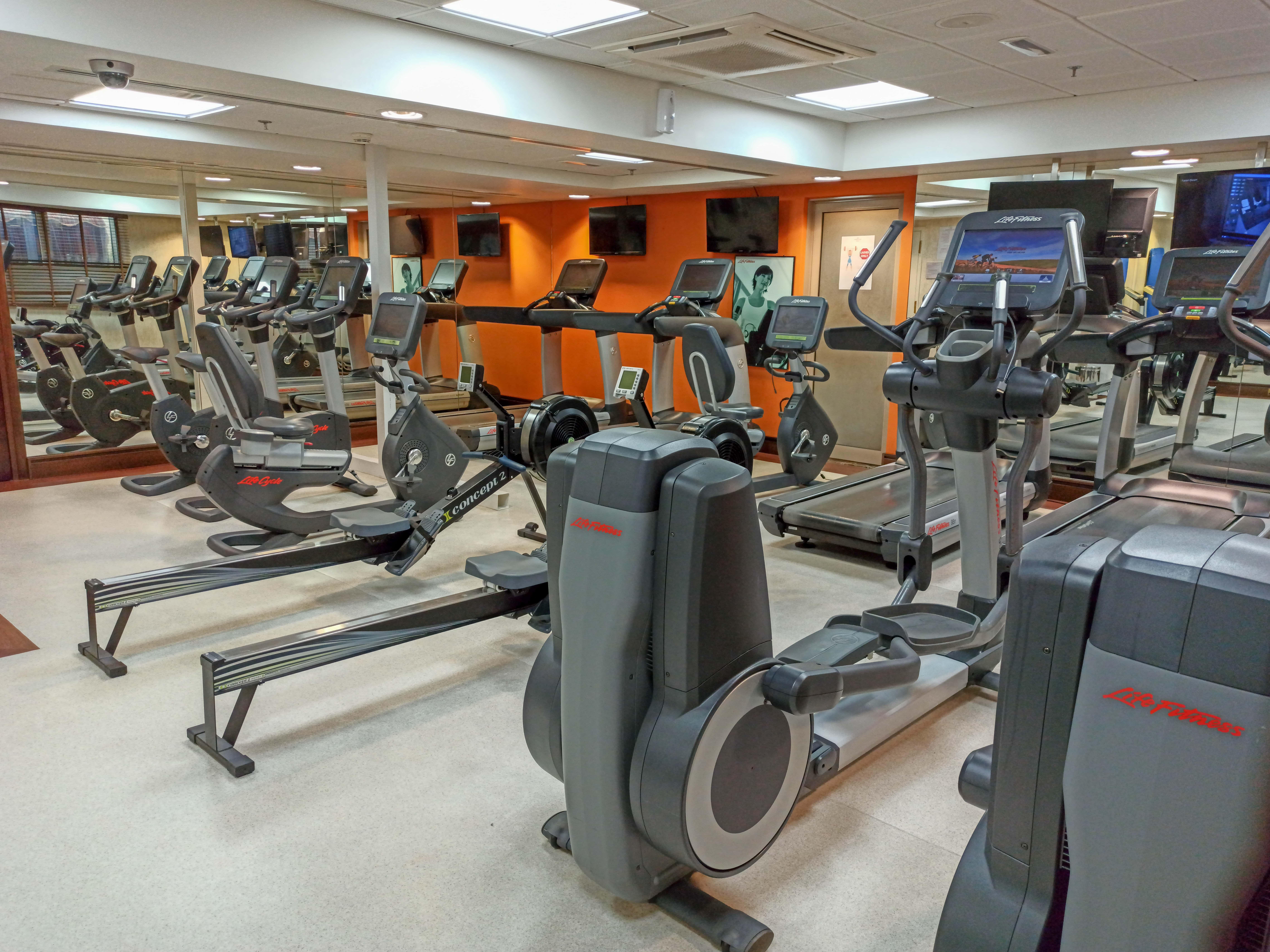 Crowne Plaza Dubai Deira By Ihg Ξενοδοχείο Εξωτερικό φωτογραφία A typical gym