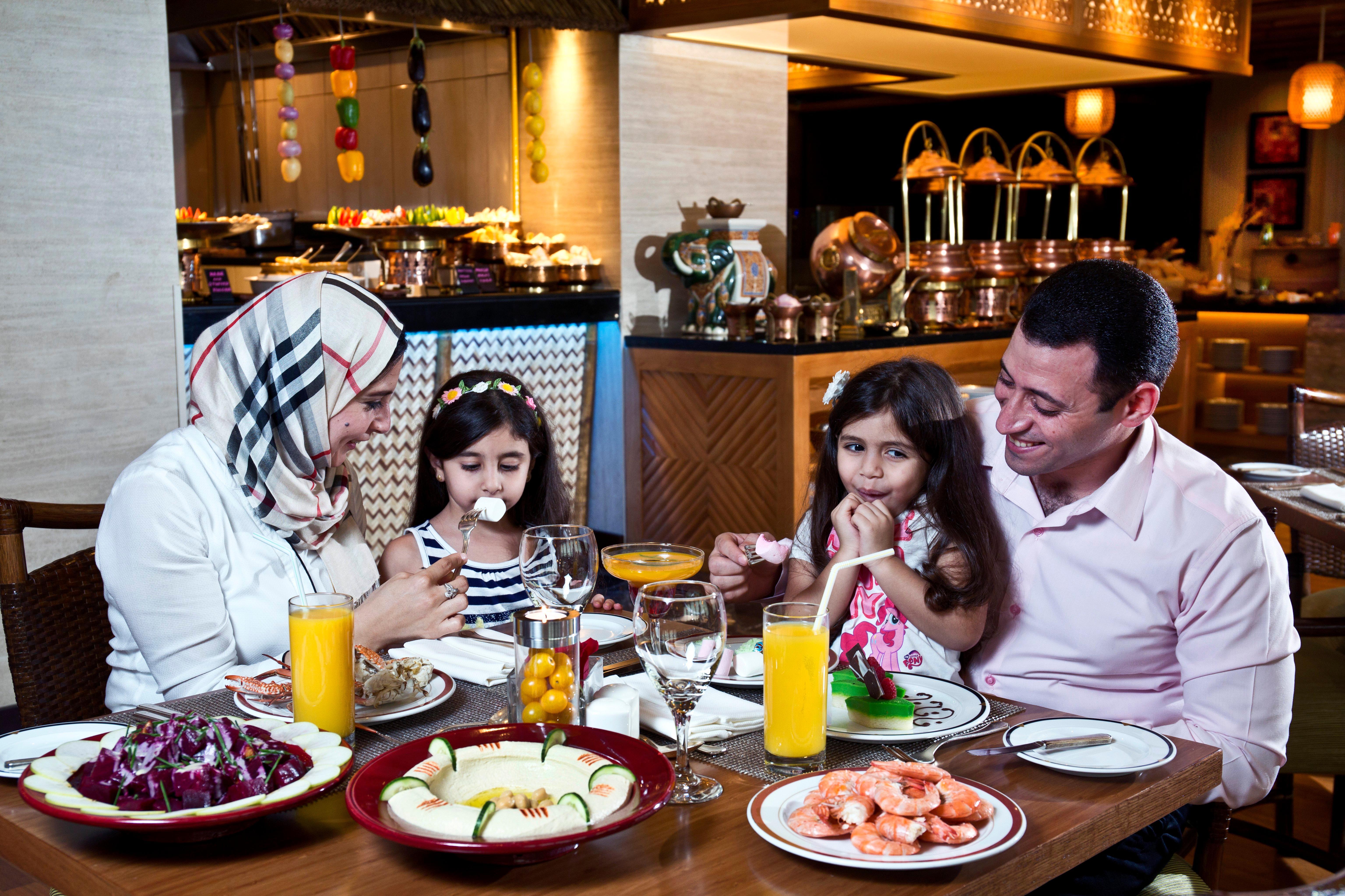 Crowne Plaza Dubai Deira By Ihg Ξενοδοχείο Εξωτερικό φωτογραφία Family dining at the hotel