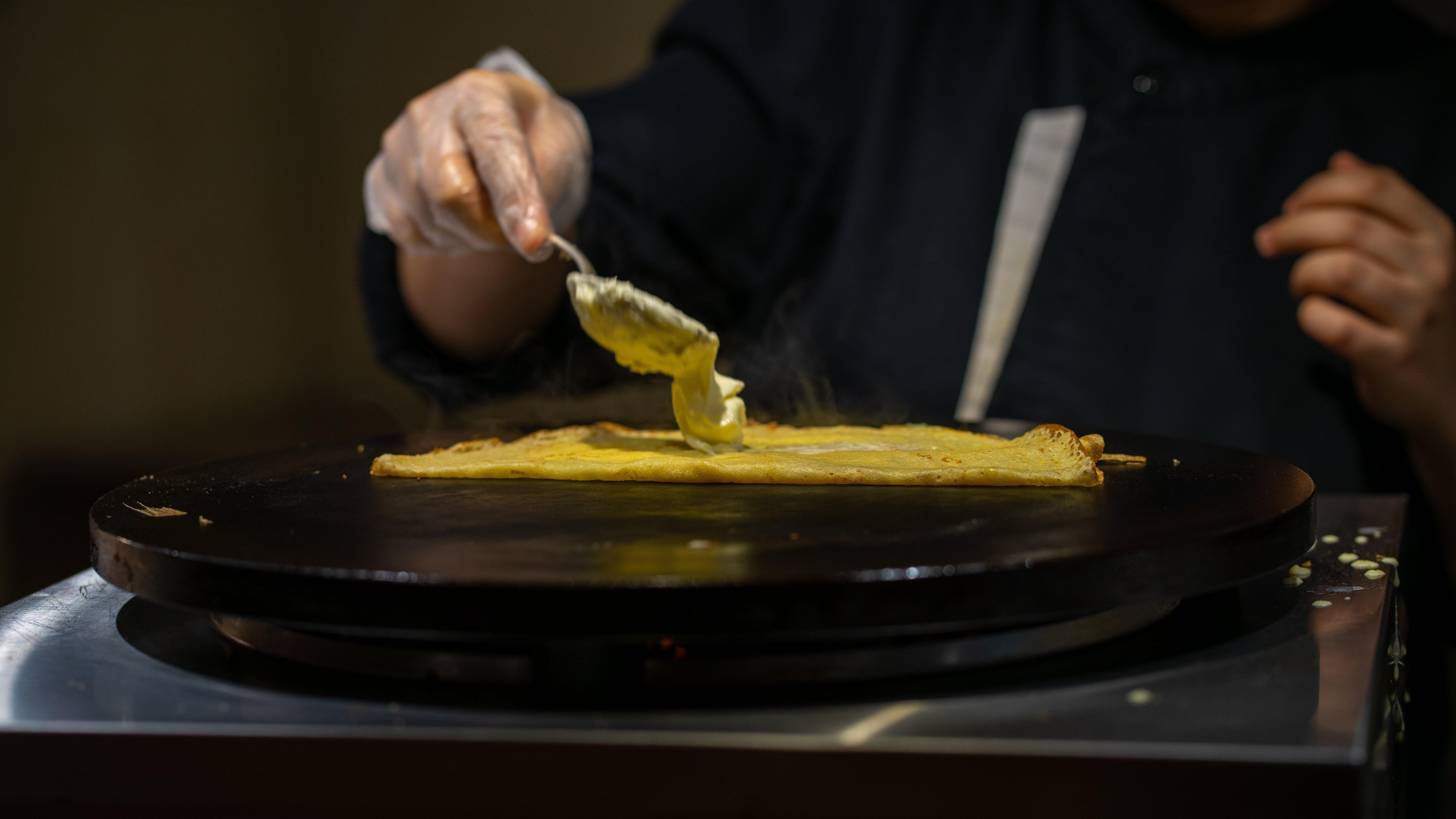 Crowne Plaza Dubai Deira By Ihg Ξενοδοχείο Εξωτερικό φωτογραφία A crêpe being spread with butter