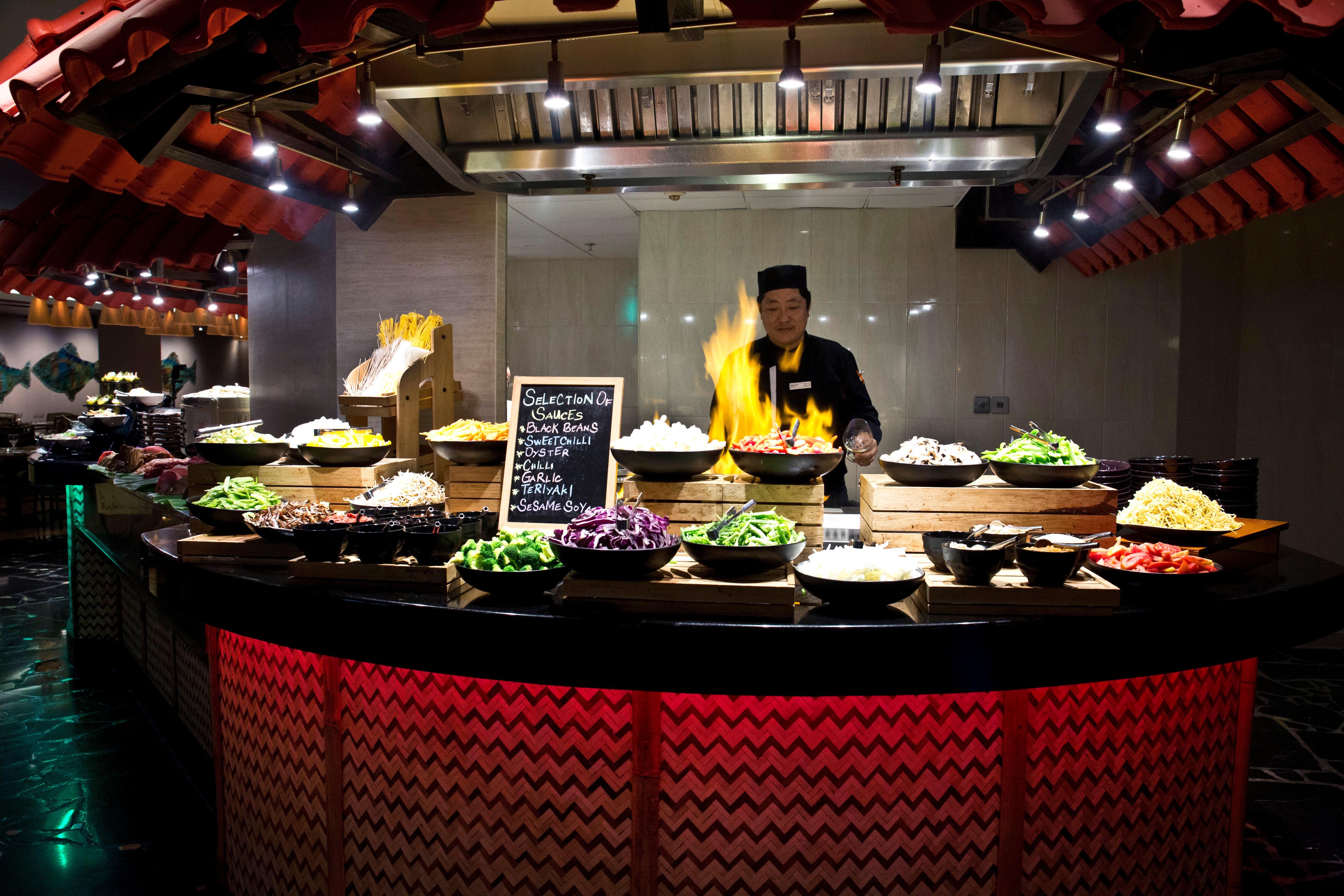 Crowne Plaza Dubai Deira By Ihg Ξενοδοχείο Εξωτερικό φωτογραφία A live kitchen at a hotel