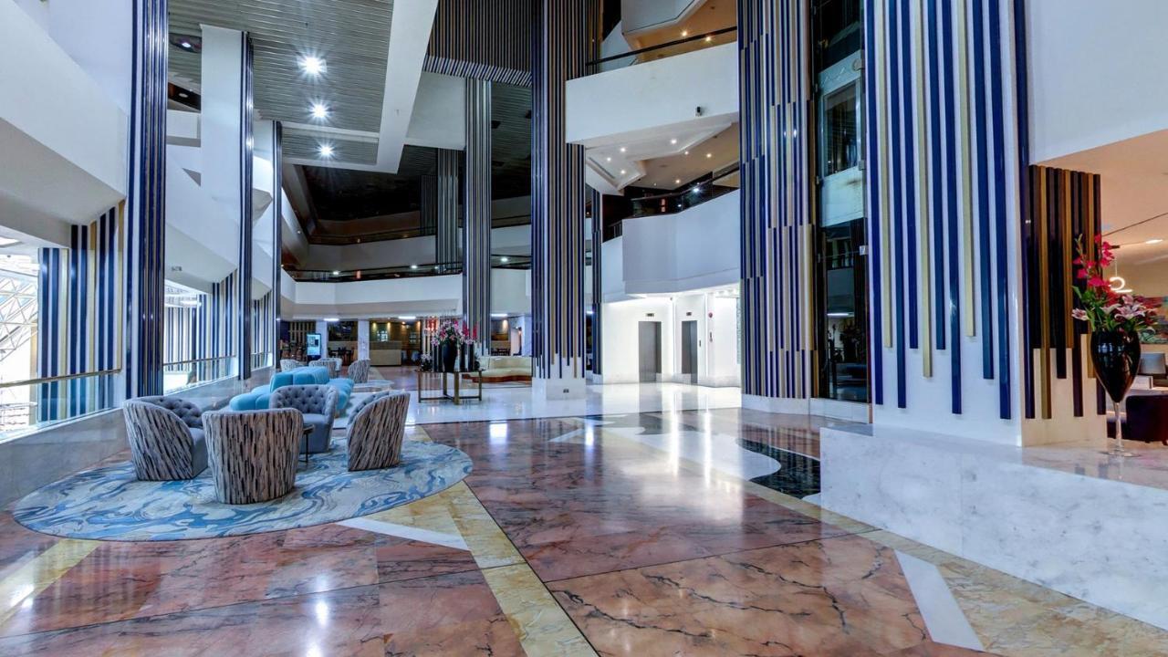 Crowne Plaza Dubai Deira By Ihg Ξενοδοχείο Εξωτερικό φωτογραφία The lobby of the hotel