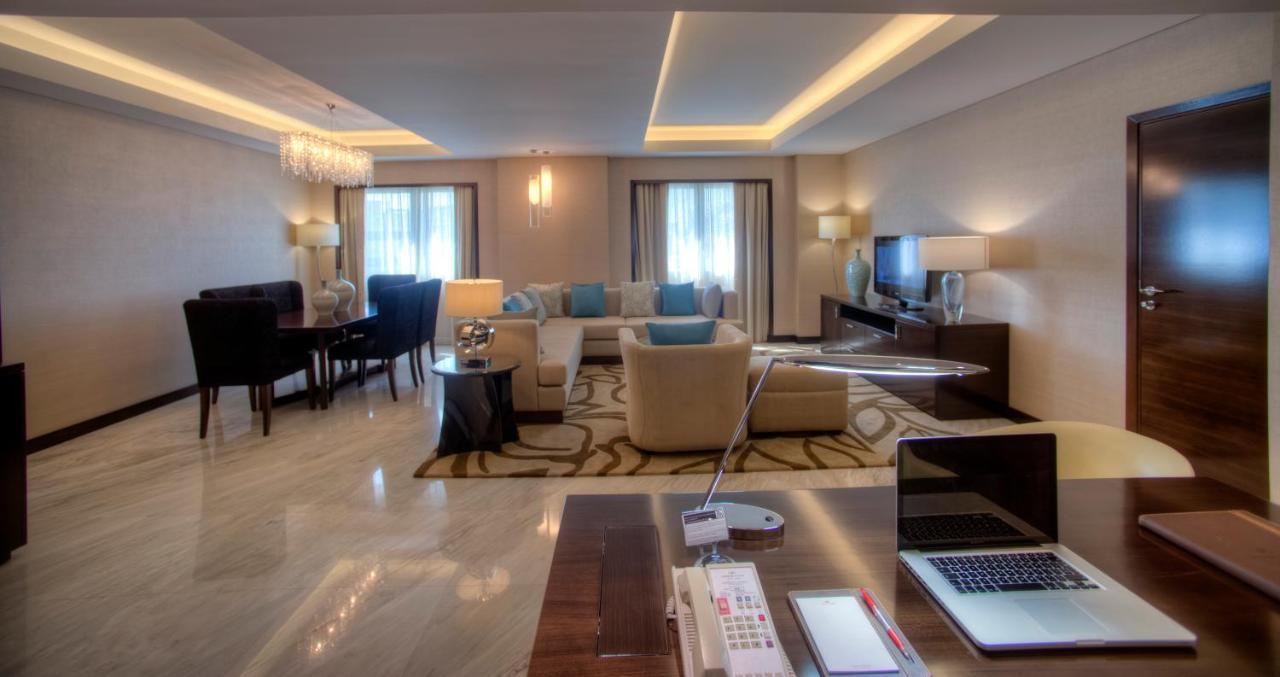 Crowne Plaza Dubai Deira By Ihg Ξενοδοχείο Εξωτερικό φωτογραφία A suite at the hotel