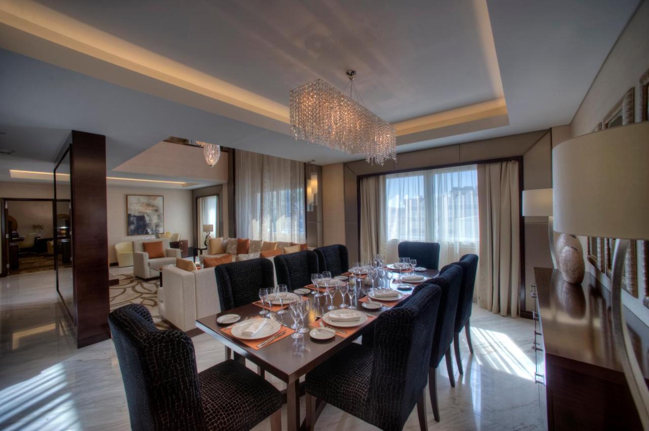 Crowne Plaza Dubai Deira By Ihg Ξενοδοχείο Εξωτερικό φωτογραφία A dining room in a suite at the Ritz-Carlton, DIFC