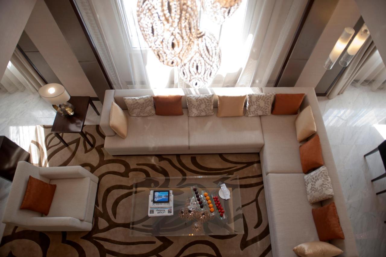 Crowne Plaza Dubai Deira By Ihg Ξενοδοχείο Εξωτερικό φωτογραφία A living room in a suite at the Ritz-Carlton, Dubai
