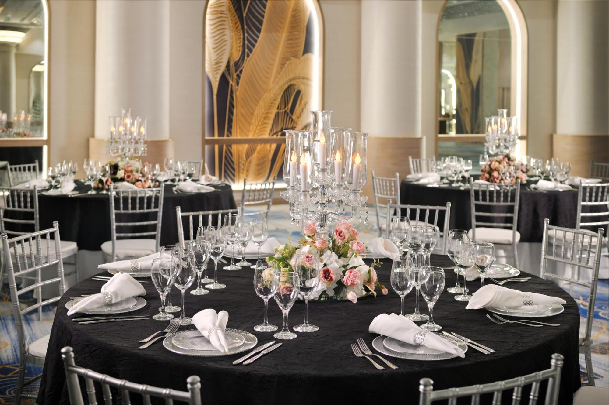 Crowne Plaza Dubai Deira By Ihg Ξενοδοχείο Εξωτερικό φωτογραφία The ballroom at the Ritz-Carlton, Dubai
