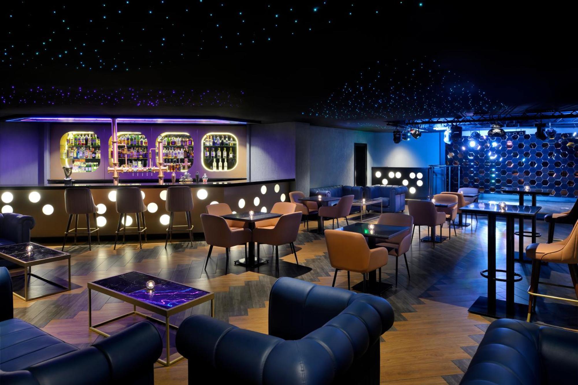 Crowne Plaza Dubai Deira By Ihg Ξενοδοχείο Εξωτερικό φωτογραφία The interior of the bar